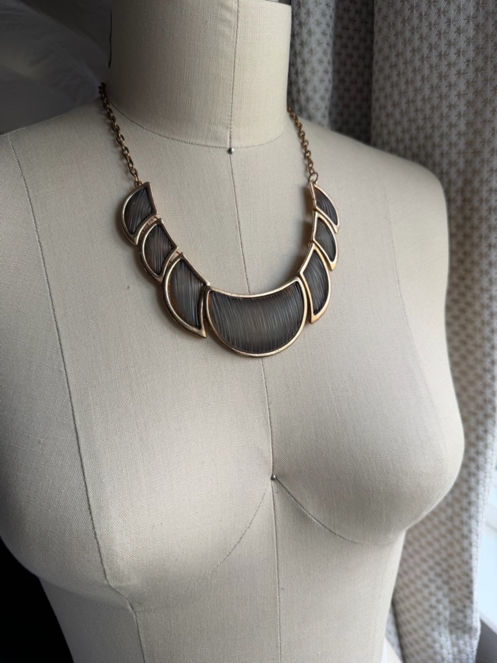 Retro Black & Gold Tone Fan Shaped Statement Bib 17” + 3” Extender Necklace - Picture 14 of 14